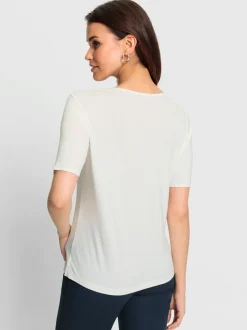 Analyse de l’image- Type de vêtement : T shirt- Col et manches : col rond et manches courtes- Motif visible : imprimé géométrique sur le devant- Matière / fabrication : viscose- Détails visibles : impression frontale, design graphique- Style visuel : casualLibellé produit (6 à 11 mots)T shirt viscose avec imprimé géométrique et col rond