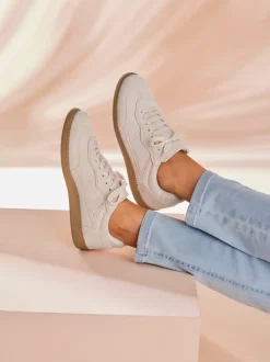 Baskets matière synthétique