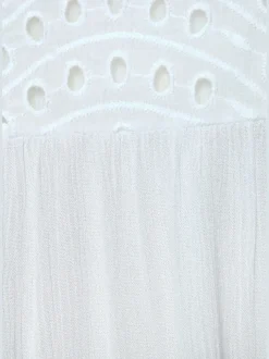 Débardeur dentelle et motif ajouré à l'encolure