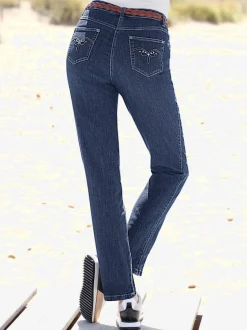 Jean à la coupe élancée et broderie sur les poches arrière