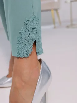 Pantalon en bengaline dentelle à la finition