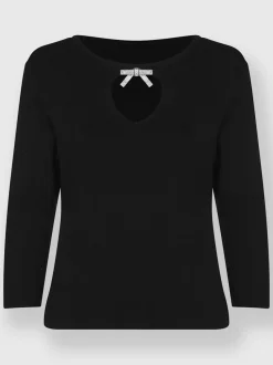 Pull en tricot fin broche décorative