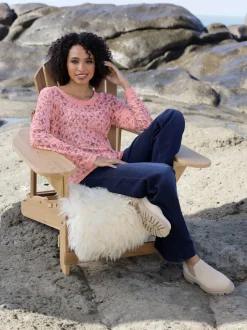 Pull à manches longues jolie bordure ajourée à l'encolure, à la finition des manches et à l'ourlet